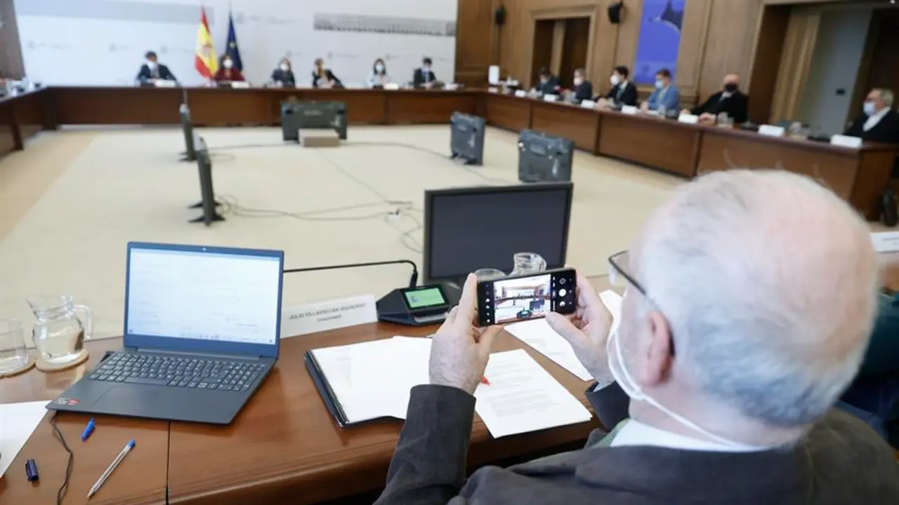 Un miembro del Comit&eacute; Nacional del Transporte por Carretera (CNTC) hace una foto con su m&oacute;vil durante la reuni&oacute;n con la ministra de Econom&iacute;a, Nadia Calvi&ntilde;o; la ministra de Hacienda, Mar&iacute;a Jes&uacute;s Montero y la de Transporte Raquel S&aacute;nchez este jueves en la sede del Ministerio. EFE/ Emilio Naranjo