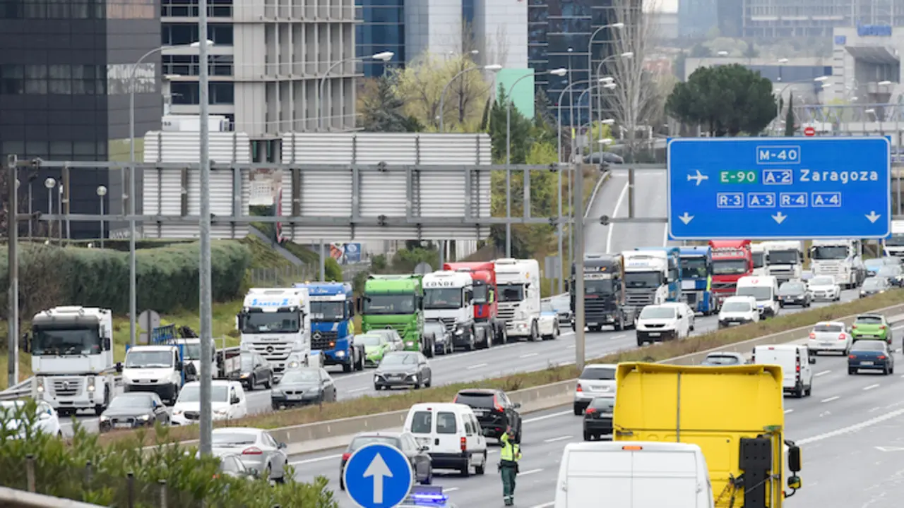 Varios camiones en una marcha por la M-40 durante el und&eacute;cimo d&iacute;a de paro nacional de transportistas, a 24 de marzo de 2022, en Madrid (Espa&ntilde;a). Se trata de un paro indefinido, convocado a nivel nacional por la Plataforma para la Defensa del Sector de Transporte de Mercanc&iacute;as por Carretera Nacional e Internacional. Los transportistas protestan por la "grav&iacute;sima" situaci&oacute;n del sector y unas condiciones laborales "inadmisibles", a lo que se suma el alza del precio de los combustibles, acentuada por la invasi&oacute;n rusa de Ucrania. El d&iacute;a de hoy est&aacute; marcado por una reuni&oacute;n del Gobierno en Madrid con el Comit&eacute; Nacional del Transporte por Carretera con el fin de acordar un marco com&uacute;n de soluciones a escala comunitaria.
24 MARZO 2022;TRANSPORTISTAS;NEGOCIACIONES;GOBIERNO;PARO;HUELGA
Gustavo Valiente / Europa Press
24/3/2022