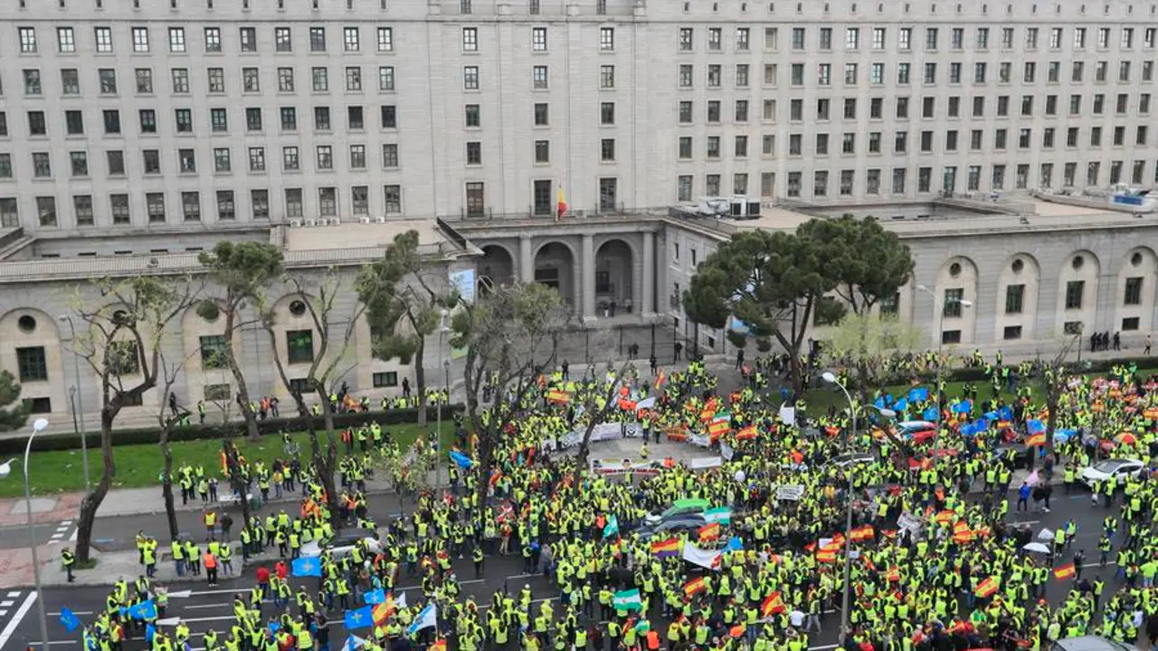 La plataforma de transportistas de mercanc&iacute;as que convoc&oacute; el paro del sector se manifiesta en Madrid para que el Gobierno "visualice a las miles de familias" que representa el colectivo. EFE/Fernando Alvarado