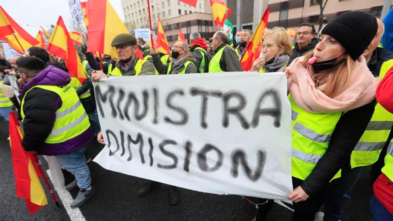 La entidad convocante del paro de los transportistas de mercanc&iacute;as por carretera ve insuficientes las medidas recogidas en el acuerdo suscrito por el Gobierno y el comit&eacute; nacional del transporte, y se ha concentrado este viernes a las puertas del Ministerio. / EFE