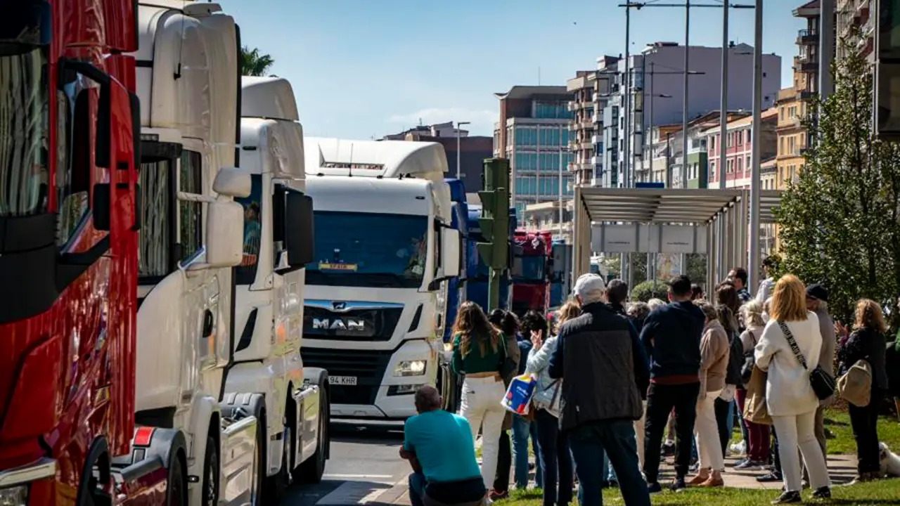 Los peque&ntilde;os transportistas han colapsado en la ma&ntilde;ana de este jueves con sus camiones algunas de las calles del centro de Santander con una manifestaci&oacute;n a marcha lenta para protestar por el alto precio de los carburantes. EFE/Rom&aacute;n G. Aguilera