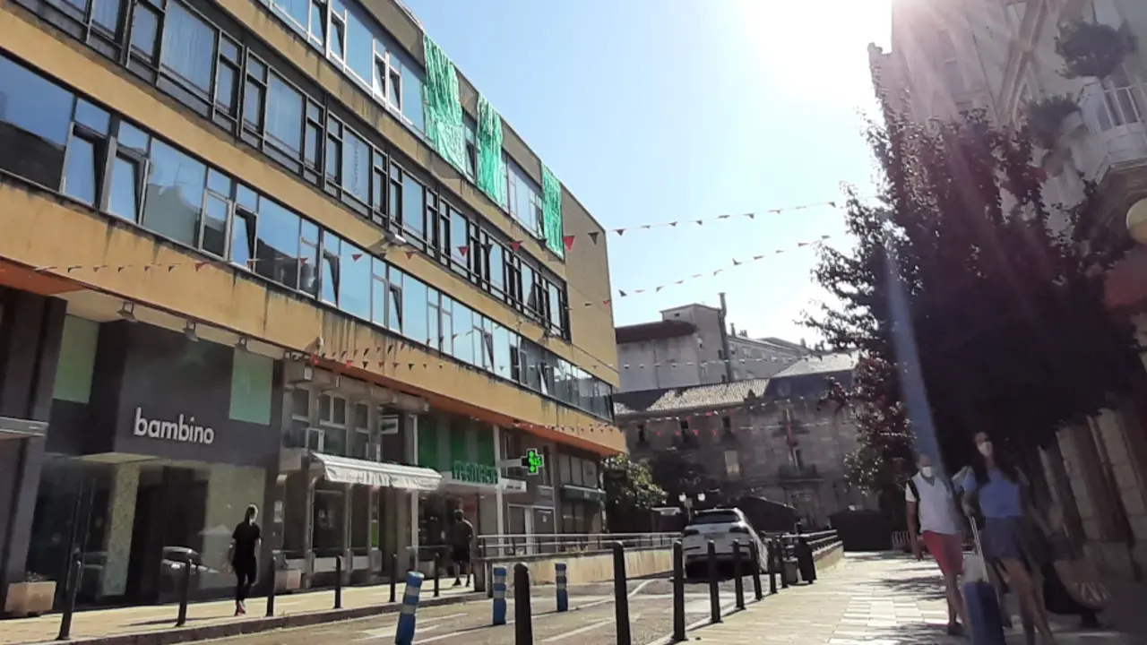 Entrada del aparcamiento en el Boulevar Demetrio Herrero de Torrelavega. / ALERTA