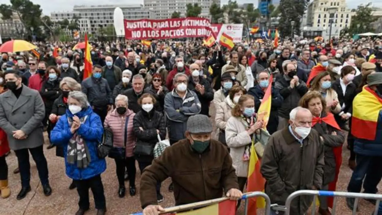 Miles de personas en la manifestaci&oacute;n convocada por la Asociaci&oacute;n V&iacute;ctimas del Terrorismo (AVT) / AFP