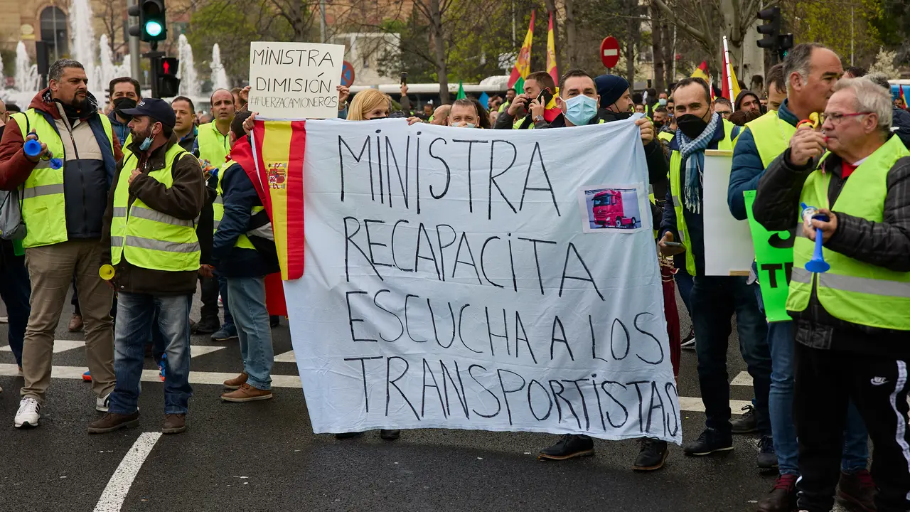 Varias personas sostienen una pancarta donde se puede leer "Ministra recapacita, escucha a los transportistas" en una manifestaci&oacute;n por el sector del transporte, en el Ministerio de Transportes, a 25 de marzo de 2022, en Madrid (Espa&ntilde;a). Con el paro del transporte encarando su doceava jornada, los transportistas se manifiestan en una marcha convocada por la Plataforma Nacional en Defensa del Sector.