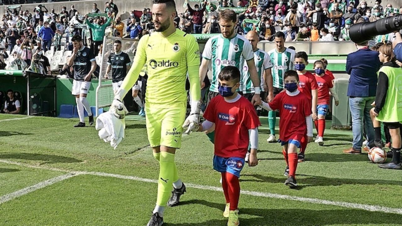 Salida del Racing al campo el pasado domingo. / RRC