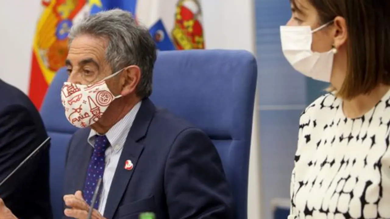 El jefe del Ejecutivo regional, Miguel &Aacute;ngel Revilla (PRC), ha replicado a la consejera de Econom&iacute;a y Hacienda, la socialista Mar&iacute;a S&aacute;nchez. / ALERTA