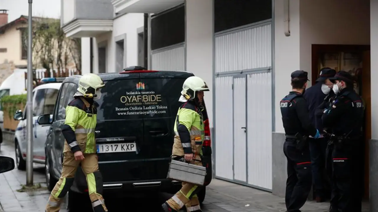 Dos personas han fallecido este mi&eacute;rcoles por un escape de gas en una vivienda de Zaldibia (Gipuzkoa), una madre de 25 a&ntilde;os y su beb&eacute; de 17 meses, mientras que el padre ha sido trasladado a un centro hospitalario. EFE/ Juan Herrero