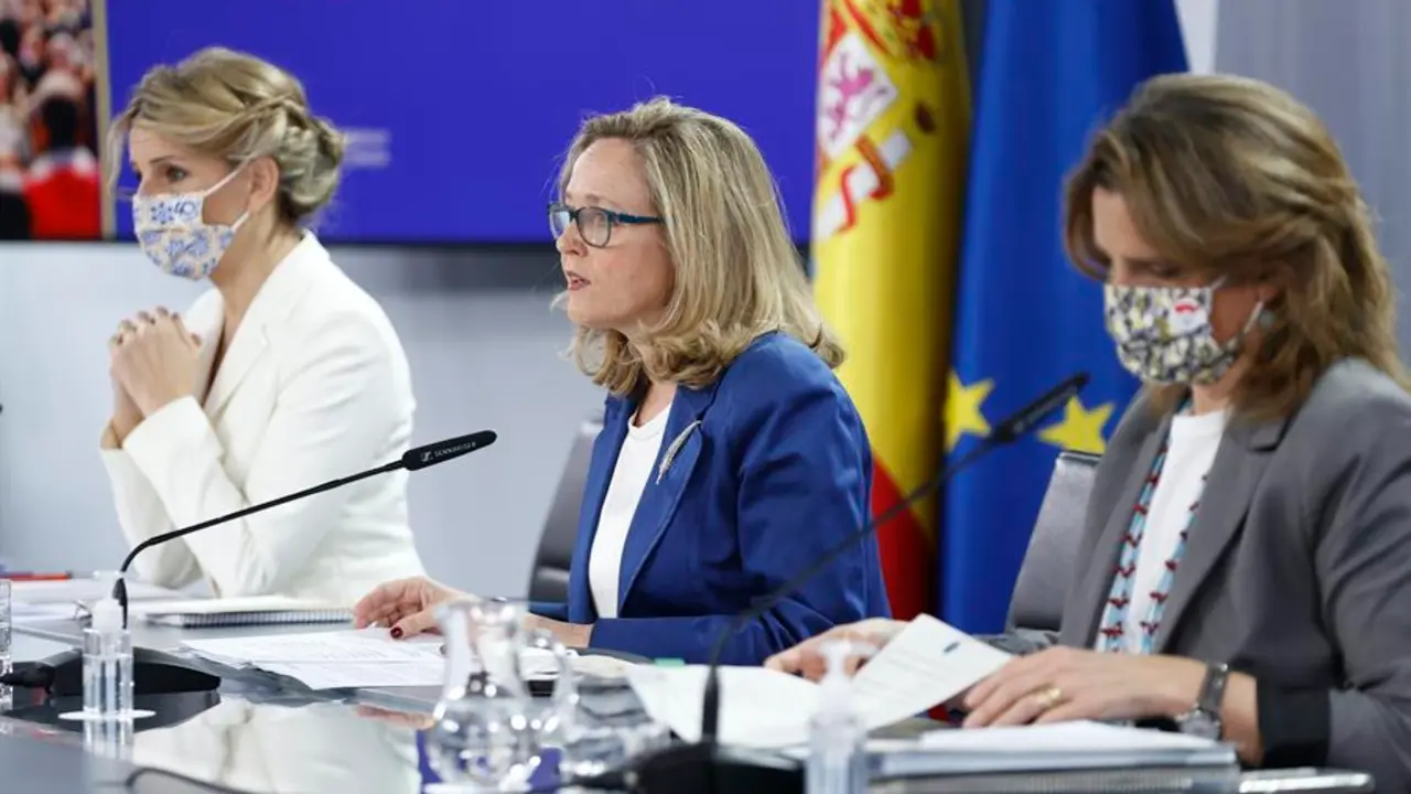 (De izq a der) La vicepresidenta segunda y ministra de Trabajo, Yolanda D&iacute;az; la vicepresidenta segunda y ministra de Asuntos Econ&oacute;micos, Nadia Calvi&ntilde;o, y la vicepresidenta tercera y ministra para la Transici&oacute;n Ecol&oacute;gica, Teresa Ribera, dan una rueda de prensa tras la reuni&oacute;n del Consejo de Ministros, este martes, en el complejo del Palacio de la Moncloa, en Madrid. EFE/ Chema Moya