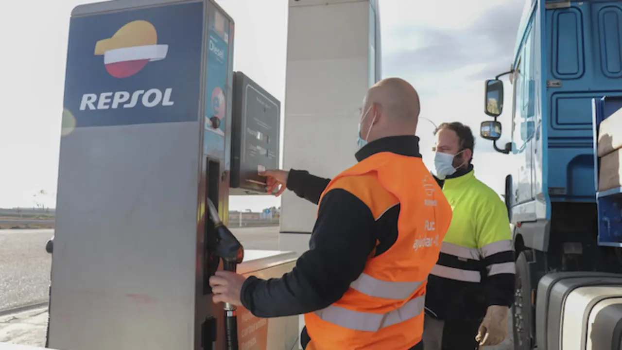 Un trabajador ayuda a una persona que acude a repostar su cami&oacute;n en una gasolinera el d&iacute;a en que ha entrado en vigor la rebaja de 20 c&eacute;ntimos en el litro de la gasolina, a 1 de abril de 2022, en Albacete, Castilla-La Mancha (Espa&ntilde;a). Desde hoy, 1 de abril, se aplica la bonificaci&oacute;n m&iacute;nima de 20 c&eacute;ntimos por litro de combustible para todos los ciudadanos en el territorio espa&ntilde;ol. Del total de la bonificaci&oacute;n, el Estado asumir&aacute; 15 c&eacute;ntimos y las petroleras un m&iacute;nimo de 5 c&eacute;ntimos. Una medida puesta en marcha por el Gobierno hasta el pr&oacute;ximo 30 de junio tras un pacto con los transportistas, como parte del llamado Plan de Respuesta al impacto de la guerra en Ucrania.
01 ABRIL 2022;GASOLINA;DESCUENTO;20 CENTIMOS
Ra&uacute;l Fraile / Europa Press
01/4/2022