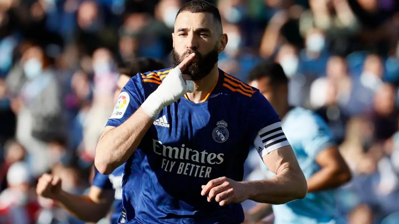 El delantero franc&eacute;s del Real Madrid Karim Benzema celebra el primer gol del equipo madridista ante el Celta, durante el encuentro correspondiente a la jornada 30 de Liga en Primera Divisi&oacute;n que Celta de Vigo y Real Madrid disputan hoy s&aacute;bado en el estadio de Bala&iacute;dos, en Vigo. EFE/Lavandeira