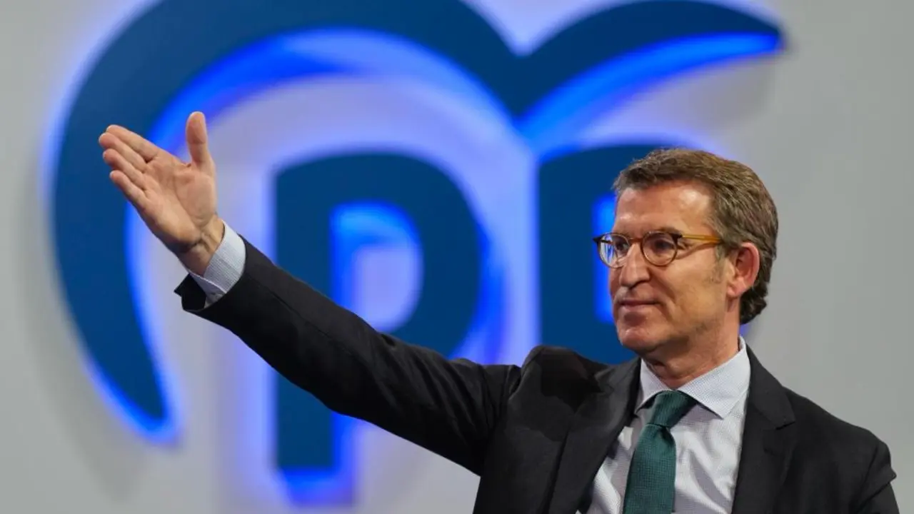Alberto N&uacute;&ntilde;ez Feij&oacute;o tras su discurso en la segunda jornada del XX Congreso Nacional del PP que se celebra en Sevilla. Alberto N&uacute;&ntilde;ez Feij&oacute;o ha sido elegido este s&aacute;bado nuevo presidente del PP con el 98,35 por ciento de los votos v&aacute;lidos de los compromisarios congregados en la capital andaluza. EFE/Julio Mu&ntilde;oz