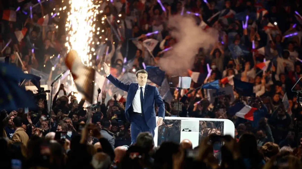 El presidente franc&eacute;s y candidato a la reelecci&oacute;n por el partido liberal La Republique en Marche (LREM), Emmanuel Macron (C), llega al primer mitin de campa&ntilde;a de Macron en el estadio Paris La Defense Arena en Nanterre, cerca de Par&iacute;s, Francia, el 02 de abril de 2022. La primera vuelta de las elecciones presidenciales francesas tendr&aacute; lugar el 10 de abril de 2022 y la segunda el 24 de abril de 2022. (Francia) EFE/EPA/MOHAMMED BADRA