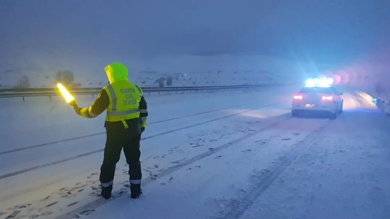 Imagen de archivo de la Guardia Civil auxiliando veh&iacute;culos en la A-67 por la nieve.