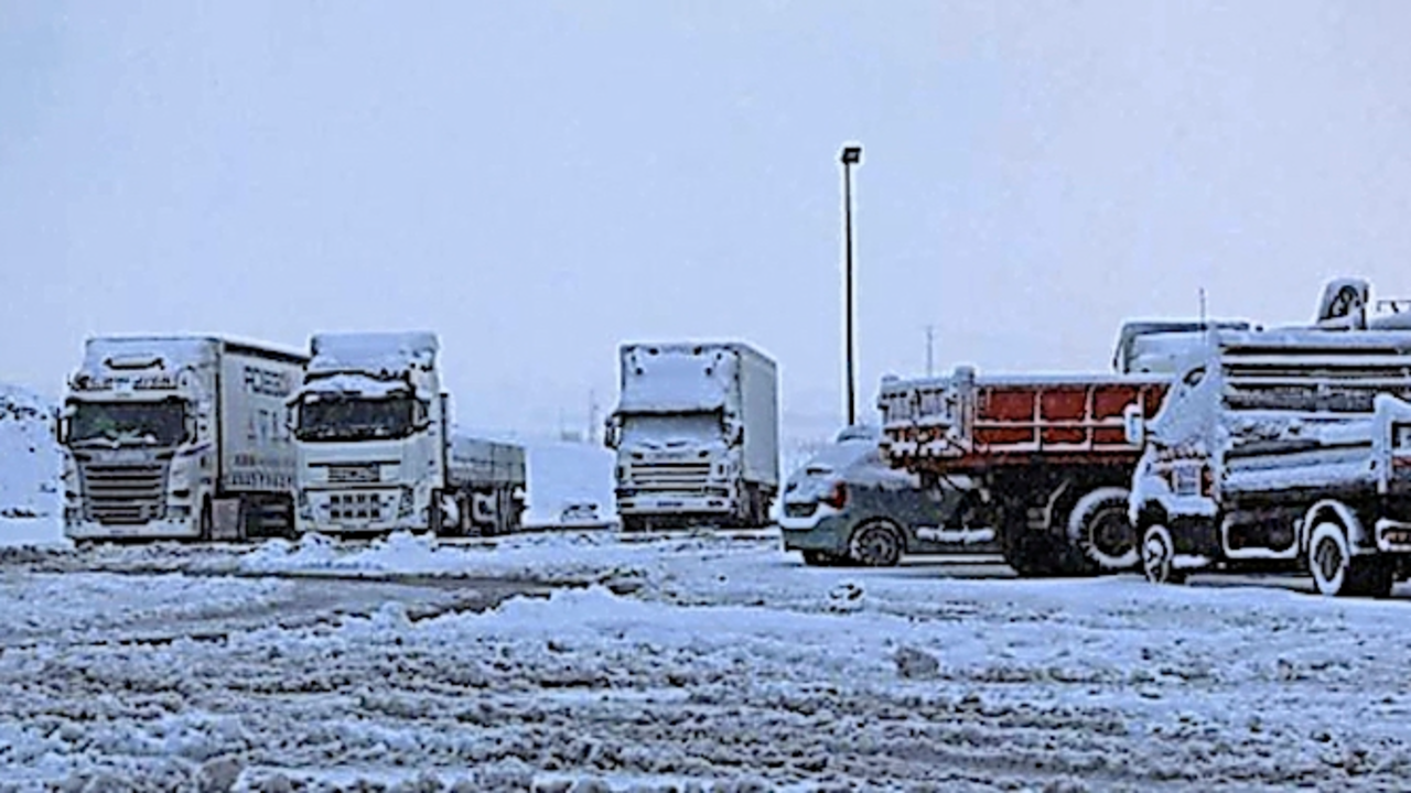Camiones parados consecuencia de la nieve ca&iacute;da.
