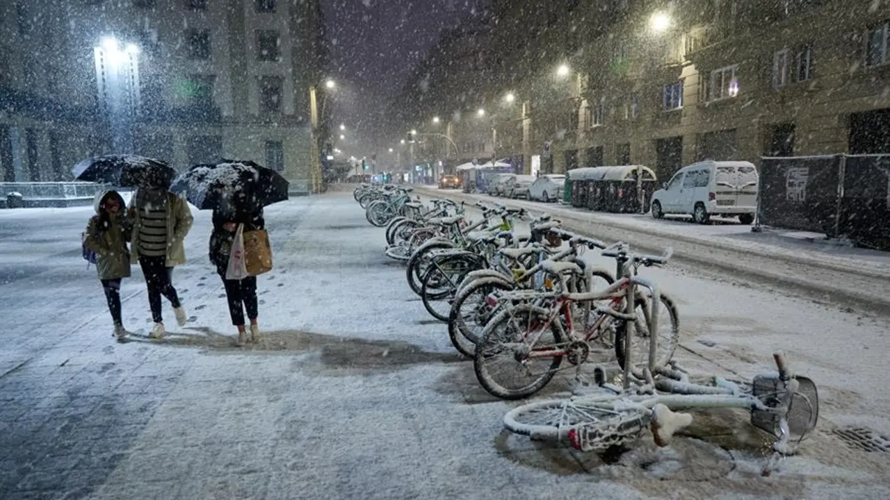 La nieve cae con intensidad este viernes en el centro de la ciudad de Vitoria. Los cielos en el Pa&iacute;s Vasco estar&aacute;n este s&aacute;bado nubosos con chubascos d&eacute;biles a moderados que ocasionalmente pueden ser tormentosos y venir acompa&ntilde;ados de granizo y que remitir&aacute;n por la tarde. EFE/ L. Rico
