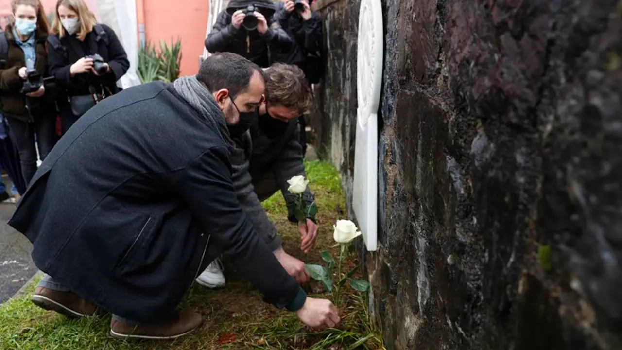 El Gobierno Vasco ha celebrado este s&aacute;bado un acto de homenaje al ni&ntilde;o de 13 a&ntilde;os Jos&eacute; Mar&iacute;a Piris Carballo, asesinado por ETA en Azkoitia hace 42 a&ntilde;os, en el que el hermano de la v&iacute;ctima, Juan Antonio Piris (i), que se traslad&oacute; a Extremadura, en el que se ha reencontrado con Fernando Garc&iacute;a L&oacute;pez (d), compa&ntilde;ero de Jos&eacute; Mar&iacute;a que result&oacute; herido en el atentado. EFE/Javier Etxezarreta
