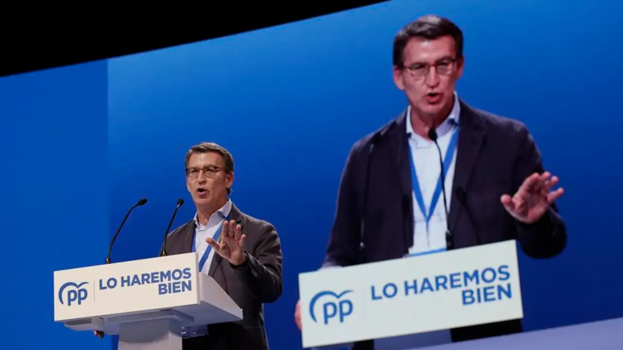 El presidente de Galicia, Alberto N&uacute;&ntilde;ez Feij&oacute;o, interviene durante el XX Congreso Nacional del partido en Sevilla que comienza este viernes y que elegir&aacute; por aclamaci&oacute;n a su nuevo presidente. EFE/ Julio Mu&ntilde;oz