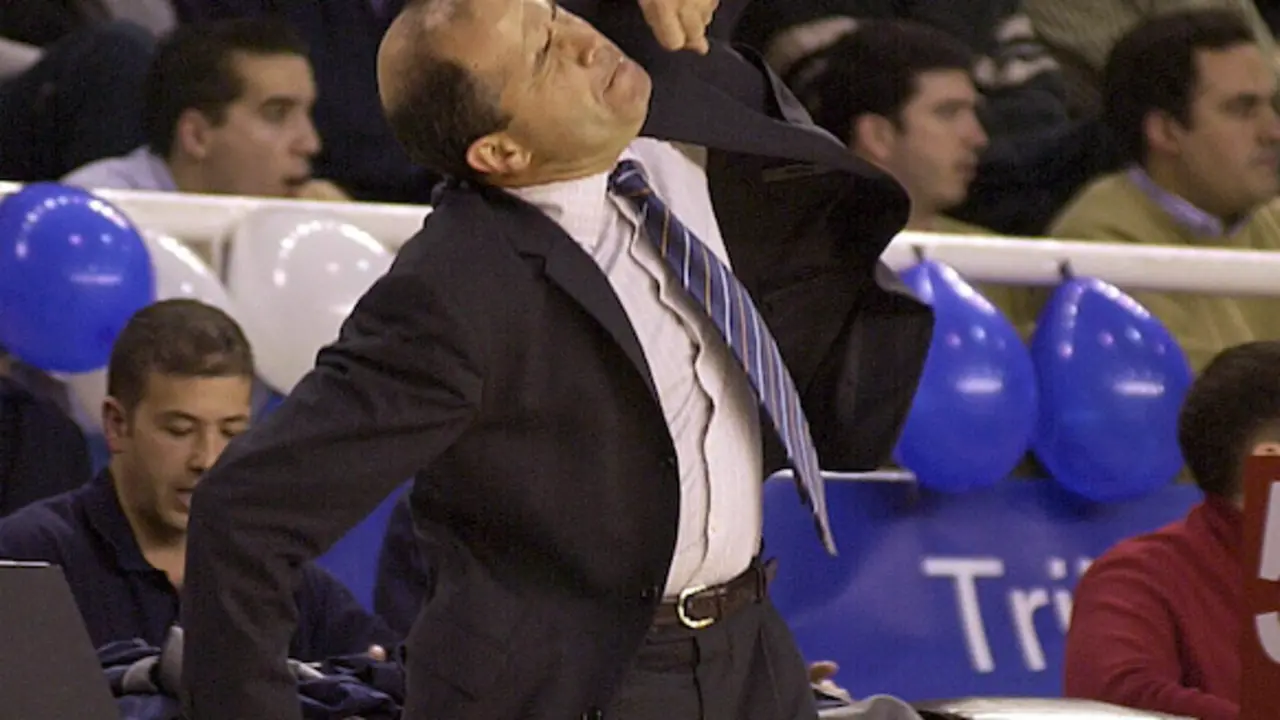 Imagen de archivo del, entonces, entrenador del Real Madrid, Javier Imbroda, un durante partido de la liga ACB, en 2003. EFE/Alberto Mart&iacute;n