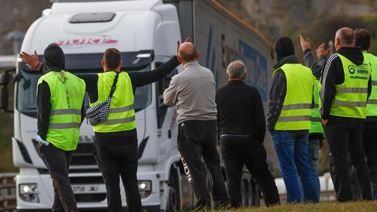 Piquetes en el acceso de camiones al Puerto de Bilbao, en una imagen del pasado lunes. EFE/Miguel To&ntilde;a
