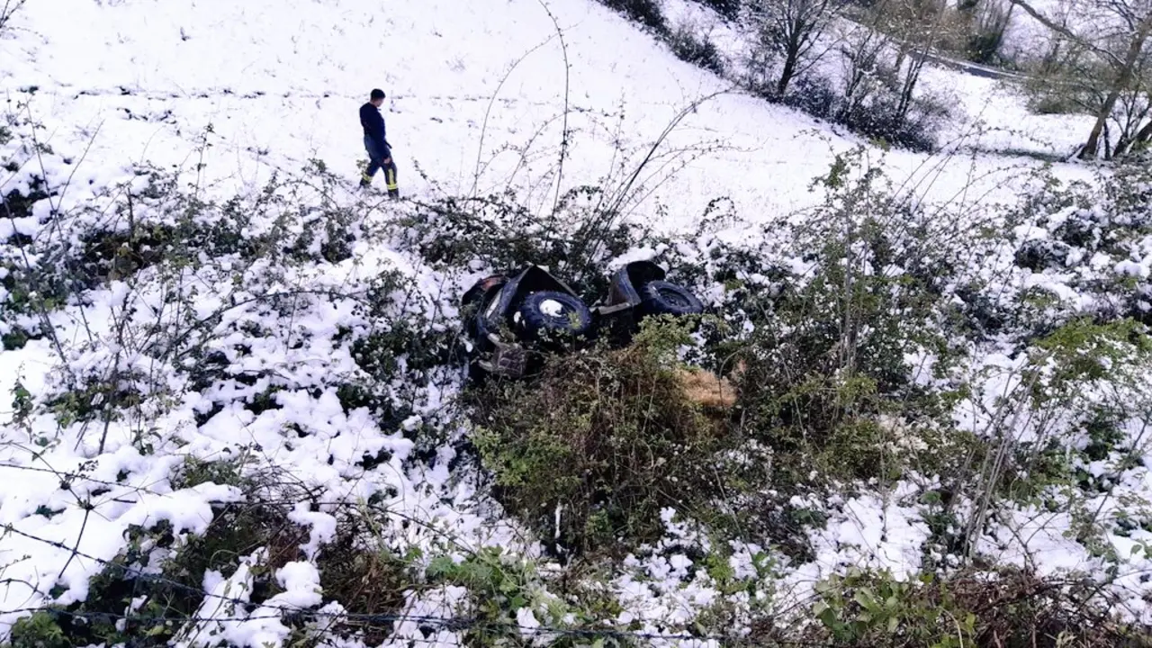 Los bomberos del 112 han rescatado este domingo a un ganadero de Vega de Li&eacute;bana que ha resultado herido al salirse de la v&iacute;a con un quad .