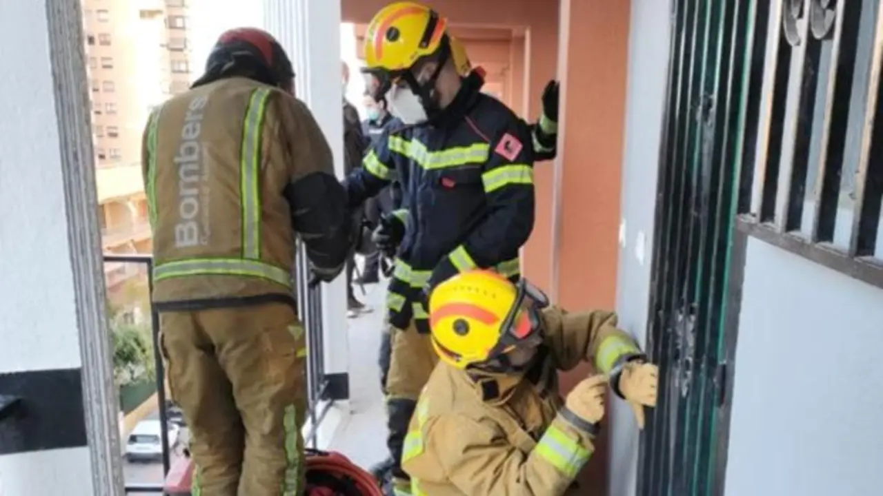 Imagen de los bomberos entrando en una vivienda de Benidorm donde encontraron el cad&aacute;ver de un hombre de 55 a&ntilde;os