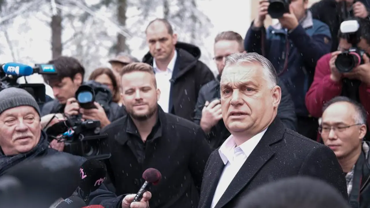 El primer ministro h&uacute;ngaro, Viktor Orb&aacute;n, despu&eacute;s de votar hoy en un colegio electoral en una zona residencial de Budapest. EFE/Luis Lid&oacute;n