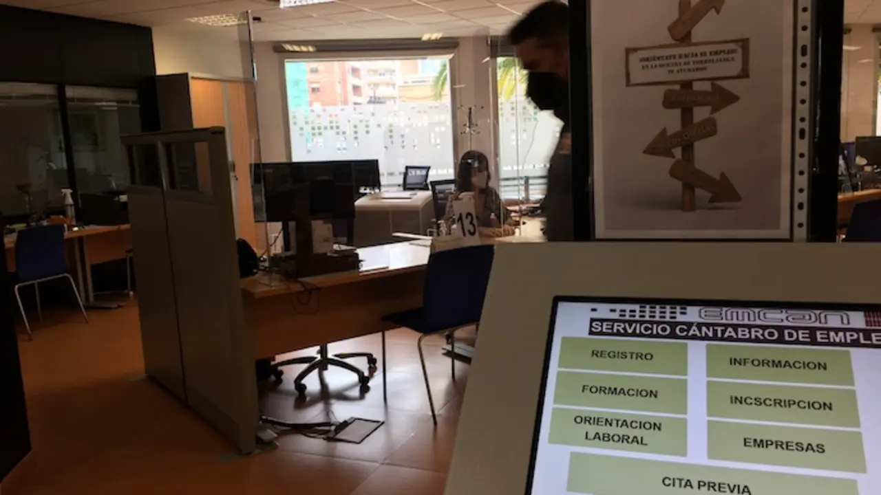 Una persona en la oficina del paro de Torrelavega. / ALERTA