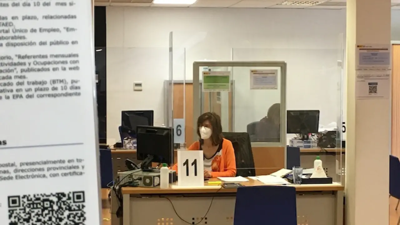 Una trabajadora en la oficina del paro de Torrelavega. / ALERTA