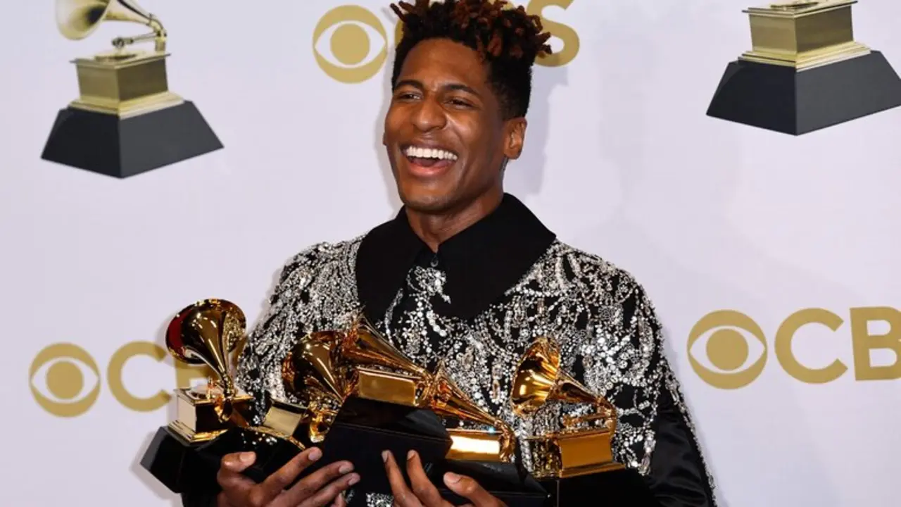 Jon Batiste se corona con cinco grammys con el &aacute;lbum del a&ntilde;o.