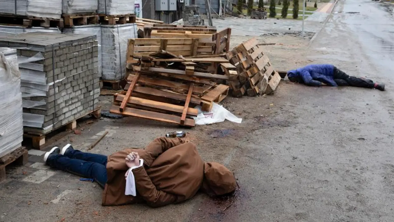 El cadaver de un hombre con las manos atadas a la espalda yace en un calle de la peque&ntilde;a localidad ucraniana de Bucha, cerca de Kiev. EFE/EPA/MIKHAIL PALINCHAK ATTENTION: GRAPHIC CONTENT