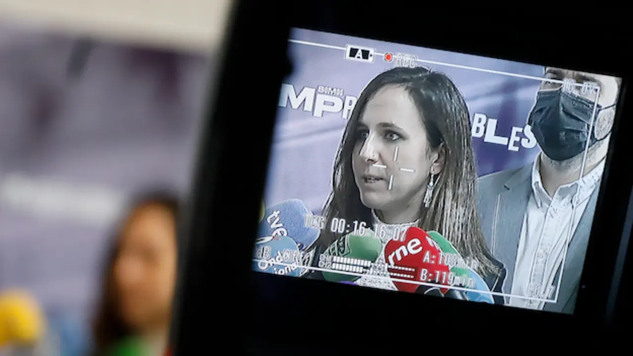 La secretaria general de Podemos y ministra de Derechos Sociales, Ione Belarra, ofrece declaraciones a los medios antes de participar en un encuentro p&uacute;blico con colectivos sociales previo a las jornadas de formaci&oacute;n de Podemos Regi&oacute;n de Murcia, en el Cuartel de Artiller&iacute;a, a 1 de abril de 2022, en Murcia (Espa&ntilde;a).