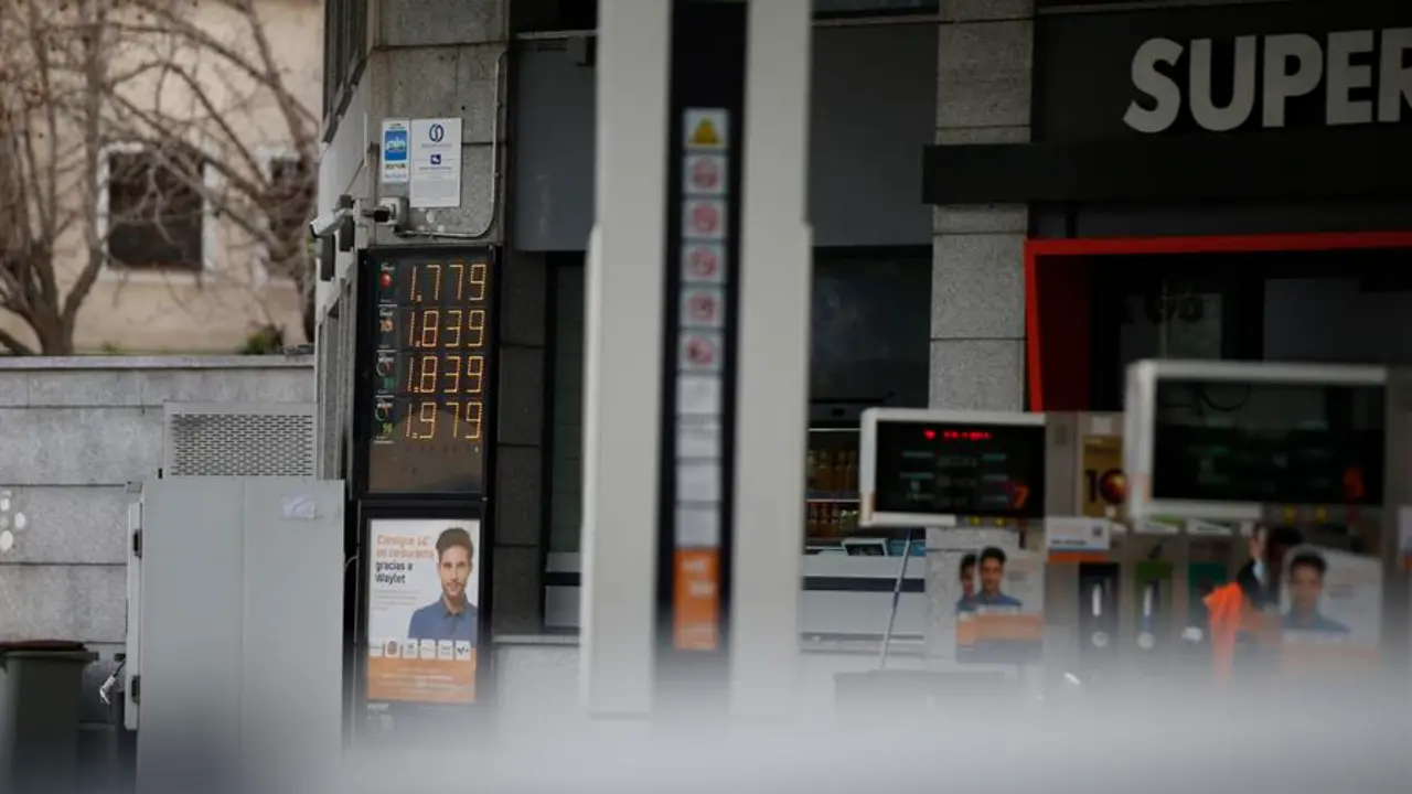 Un panel muestra el precio de los distintos combustibles en una gasolinera de Madrid, en una imagen de archivo. EFE/ Diego Fern&aacute;ndez