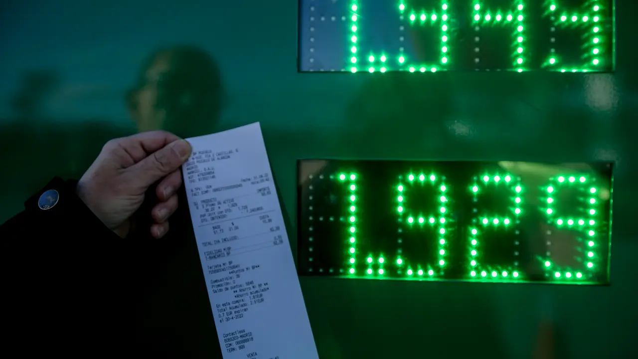 Una persona muestra el ticket del precio de su gasolina en una gasolinera el d&iacute;a en que ha entrado en vigor la rebaja de 20 c&eacute;ntimos en el litro de la gasolina. / Ricardo Rubio / Europa Press