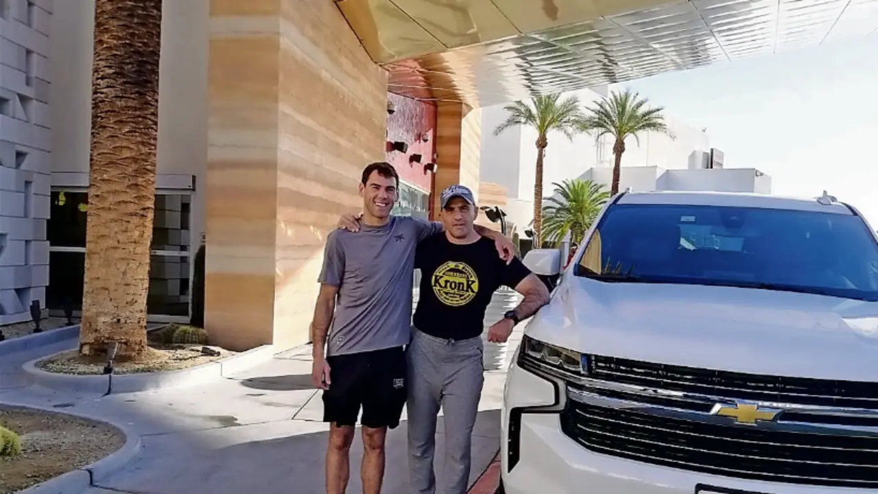 Aclimatados a la rutina de Las Vegas. Sergio Garc&iacute;a y su entrenador V&iacute;ctor Iglesias cumplieron ayer su segundo d&iacute;a en Las Vegas, donde por la ma&ntilde;ana realizaron un ligero entrenamiento para mantener bajo control el peso y no llevarse sorpresas el viernes en la b&aacute;scula. A &uacute;ltima hora de la ma&ntilde;ana, por la noche ya en Cantabria, el boxeador tuvo su primer encuentro con los medios de comunicaci&oacute;n mediante &lsquo;Zoom&rsquo;, ya que la rueda de prensa oficial  con los boxeadores presentes ser&aacute; ma&ntilde;ana jueves. Ten&iacute;an previsto pasar la tarde tranquilamente conociendo la ciudad, algo que podr&aacute;n seguir haciendo, cuando no tienen obligaciones promocionales.