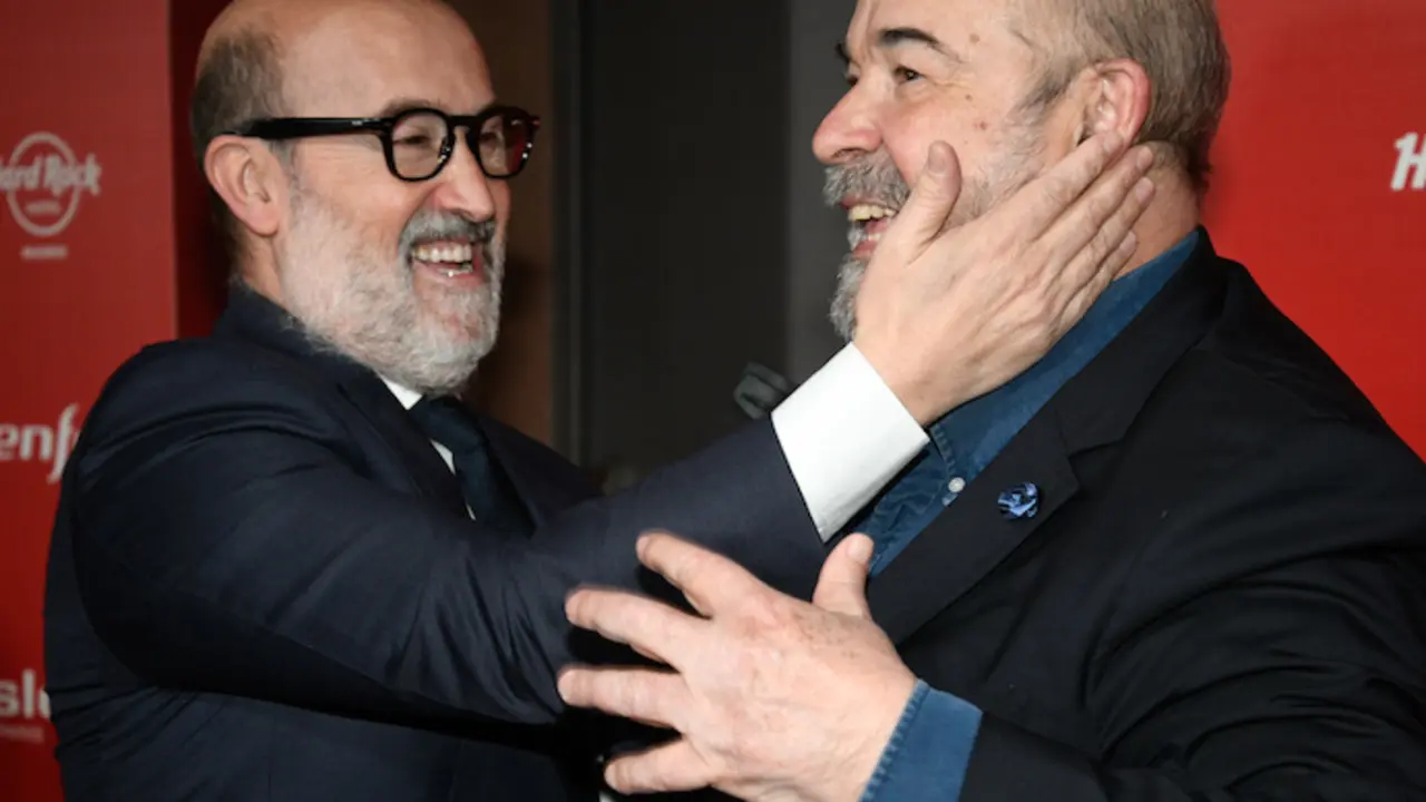 Javier C&aacute;mara y Antonio Resines durante la entrega de los Premios Fotogramas 2021 que se celebra en el Teatro Eslava, a 4 de abril de 2022, en Madrid (Espa&ntilde;a). La votaci&oacute;n del p&uacute;blico es la que elige todos los a&ntilde;os a los mejores actores y actrices del a&ntilde;o en las categor&iacute;as de cine, televisi&oacute;n y teatro, adem&aacute;s de la mejor pel&iacute;cula espa&ntilde;ola y la mejor serie.
CINE;TELEVISI&Oacute;N;ACTRIZ;ACTOR;GENTE
Jos&eacute; Oliva / Europa Press
04/4/2022