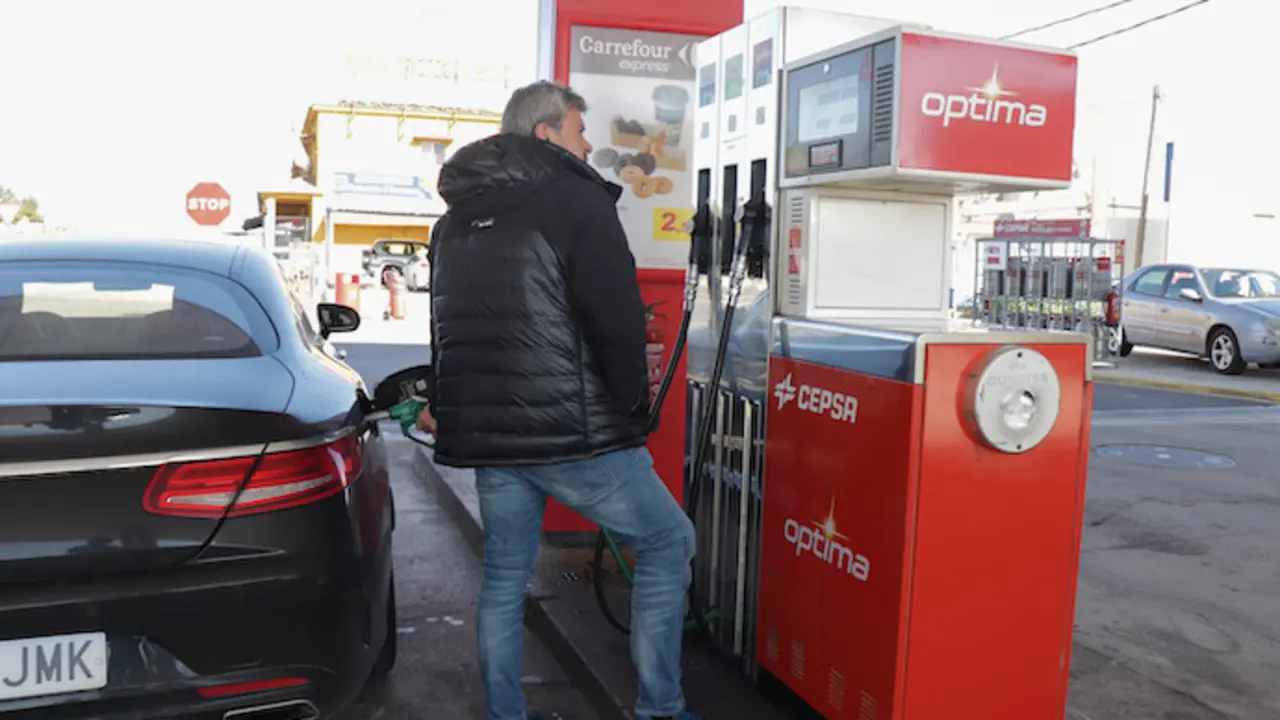 Una persona reposta gasolina en su veh&iacute;culo en una gasolinera el d&iacute;a en que ha entrado en vigor la rebaja de 20 c&eacute;ntimos en el litro de la gasolina, a 1 de abril de 2022, en Albacete, Castilla-La Mancha (Espa&ntilde;a). Desde hoy, 1 de abril, se aplica la bonificaci&oacute;n m&iacute;nima de 20 c&eacute;ntimos por litro de combustible para todos los ciudadanos en el territorio espa&ntilde;ol. Del total de la bonificaci&oacute;n, el Estado asumir&aacute; 15 c&eacute;ntimos y las petroleras un m&iacute;nimo de 5 c&eacute;ntimos. Una medida puesta en marcha por el Gobierno hasta el pr&oacute;ximo 30 de junio tras un pacto con los transportistas, como parte del llamado Plan de Respuesta al impacto de la guerra en Ucrania.
01 ABRIL 2022;GASOLINA;DESCUENTO;20 CENTIMOS
Ra&uacute;l Fraile / Europa Press
01/4/2022