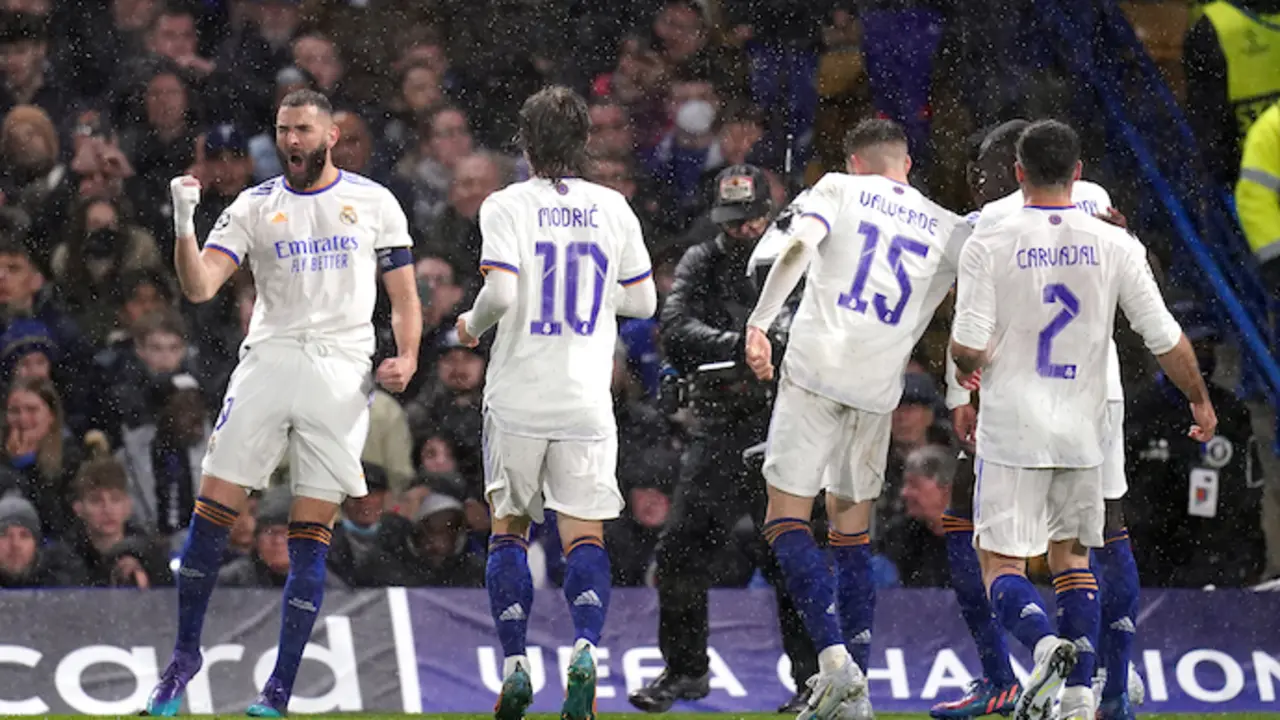 El jugador del Real Madrid Karim Benzema (I) celebra el primer gol de su equipo con sus compa&ntilde;eros durante el partido de f&uacute;tbol de ida de los cuartos de final de la UEFA Champions League entre el Chelsea y el Real Madrid en Stamford Bridge. Foto: John Walton/PA Wire/dpa