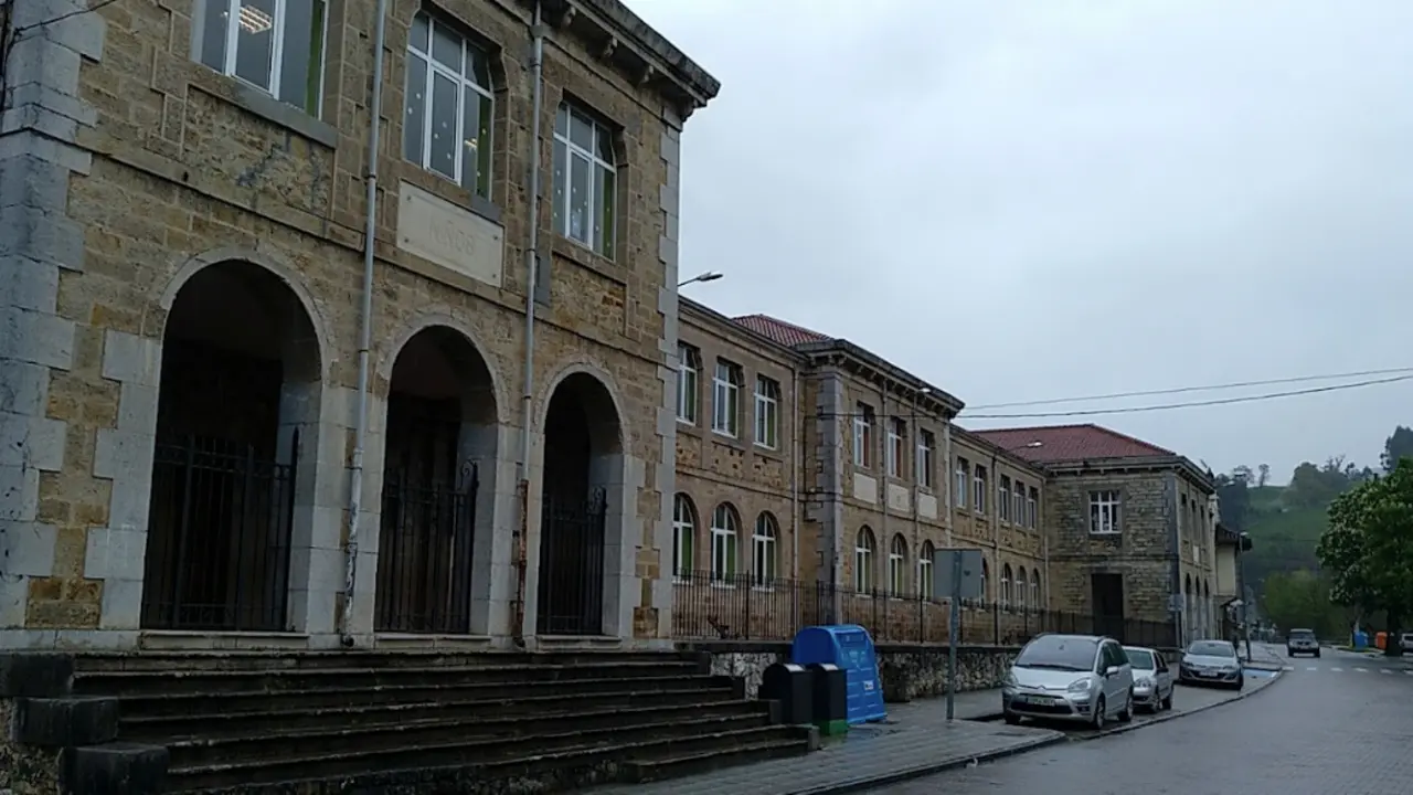 Colegio p&uacute;blico Miguel Primo de Rivera de Ampuero. / ALERTA / ARCHIVo