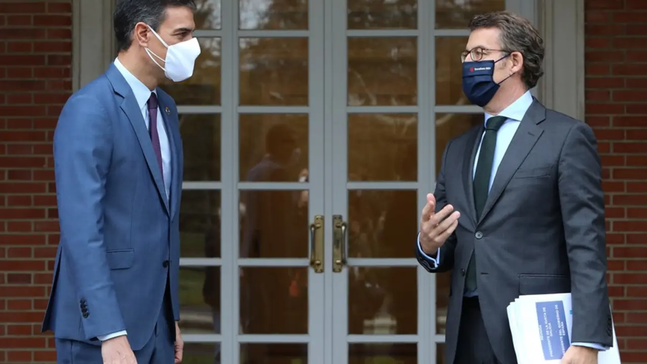 El presidente del Gobierno, Pedro S&aacute;nchez (i), recibe al presidente de la Xunta de Galicia, Alberto N&uacute;&ntilde;ez Feij&oacute;o, en una reuni&oacute;n convocada en el Palacio de la Moncloa, Madrid, (Espa&ntilde;a), a 29 de enero de 2021.