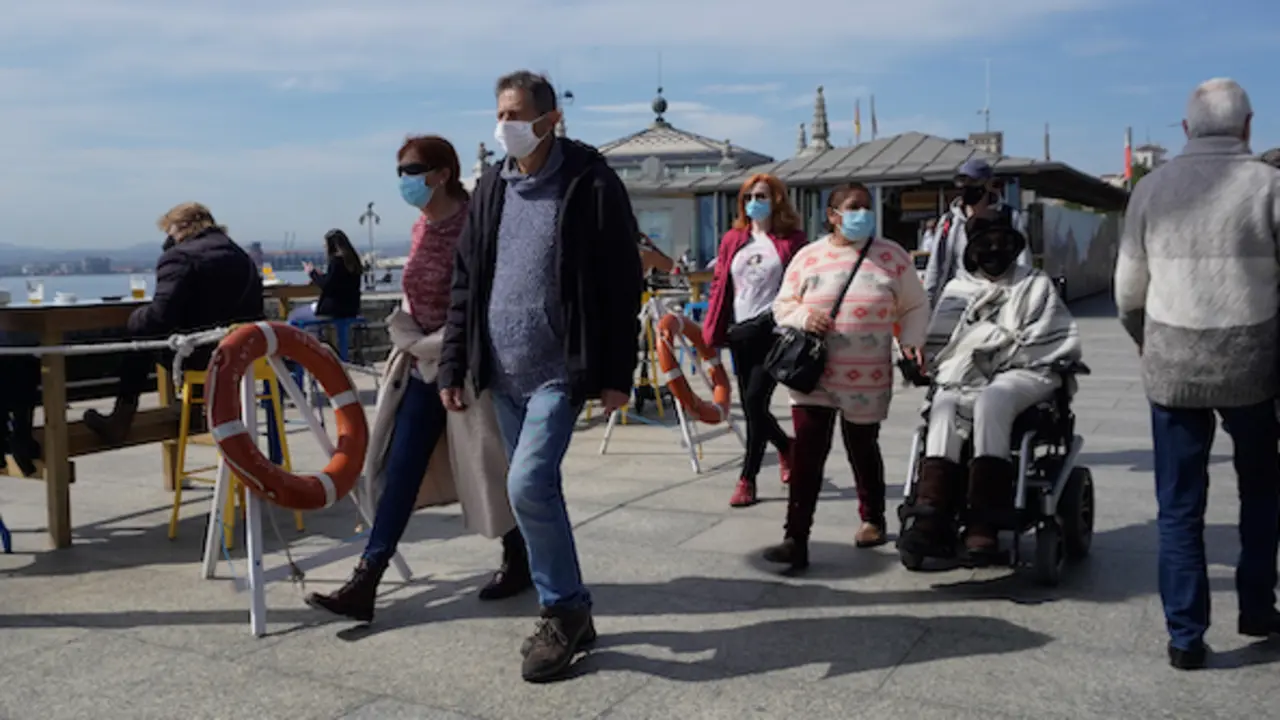 Varias personas por el Paseo Pereda de Santander. / ALERTA