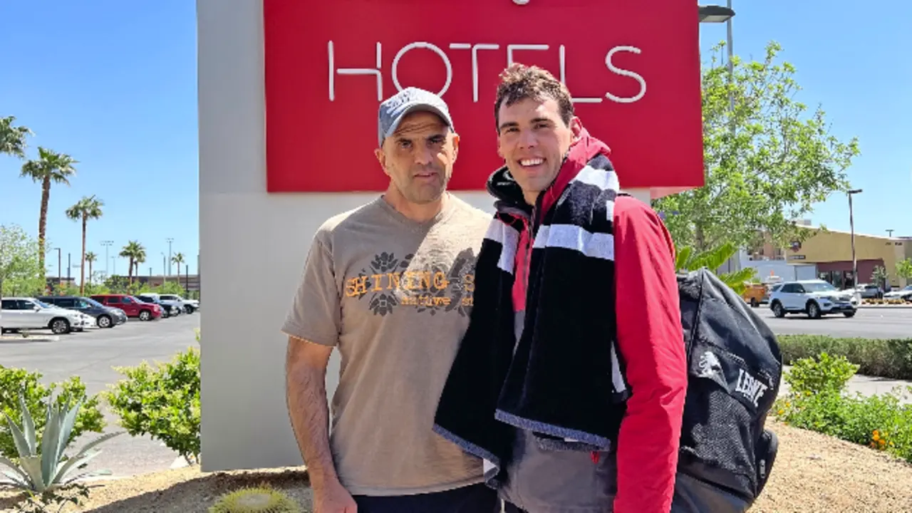 El Ni&ntilde;o con su entrenador Victor Iglesias en Las Vegas.