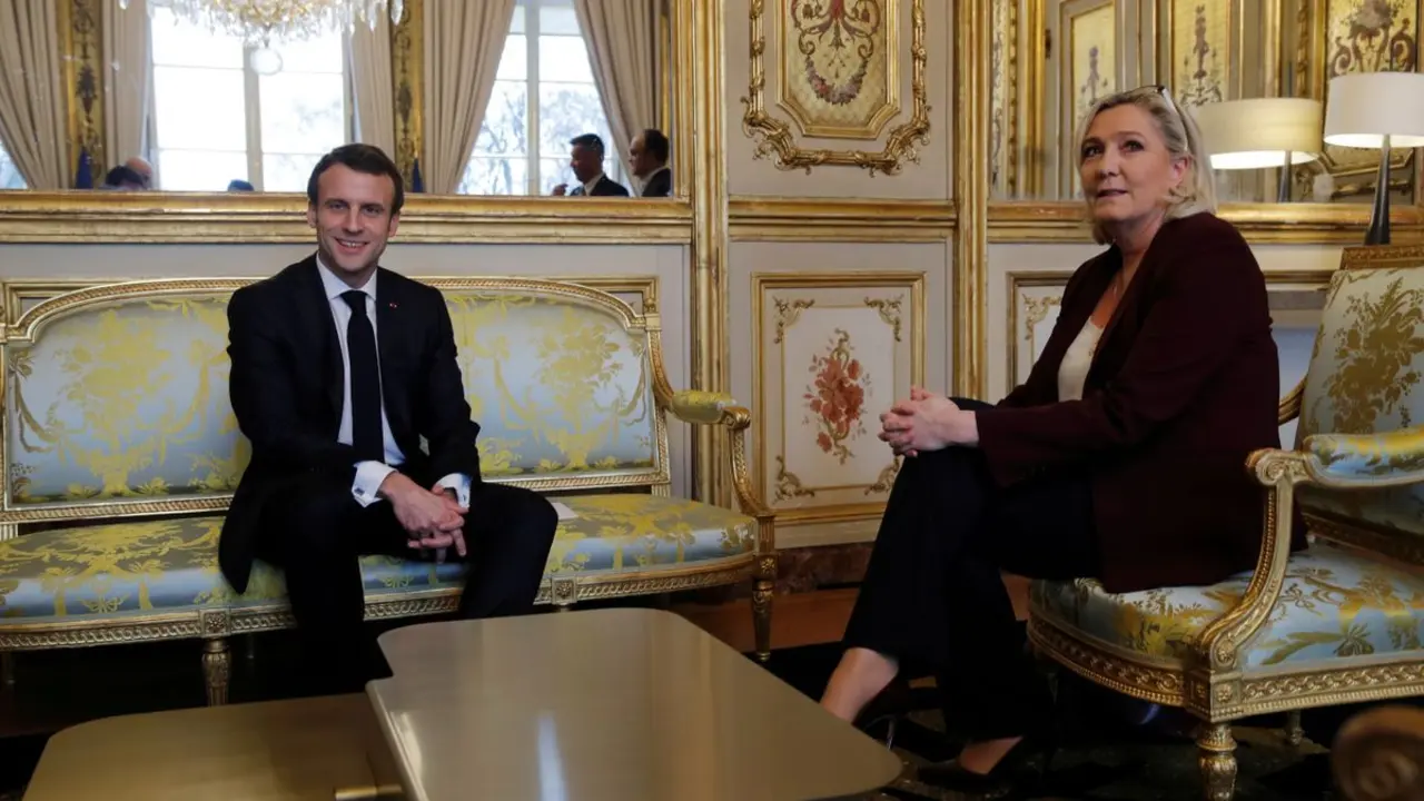 Emmanuel Macron y Marine Le Pen en una reuni&oacute;n anterior.