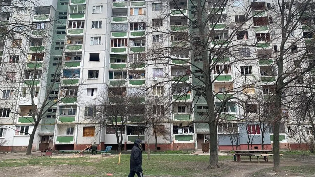 Viviendas da&ntilde;adas en la localidad ucraniana de Chernigov, cuya provincia, la m&aacute;s septentrional de Ucrania y una de las m&aacute;s pobres, fue la puerta de entrada del Ej&eacute;rcito ruso para invadir el centro del pa&iacute;s y llegar a Kiev, la codiciada capital que aspiraban a conquistar. Y tambi&eacute;n ah&iacute; dieron sus &uacute;ltimos coletazos al completar la retirada al norte, hace una semana. Fronteriza con Bielorrusia y Rusia, esta regi&oacute;n de menos de un mill&oacute;n de habitantes ha sido duramente castigada por la guerra, con su modesto tejido industrial hecho trizas, la electricidad y las comunicaciones a&uacute;n sin restablecer y las carreteras de acceso sin limpiar. Adem&aacute;s la ayuda humanitaria all&iacute; llega con cuentagotas.- EFE / Sara G&oacute;mez Armas