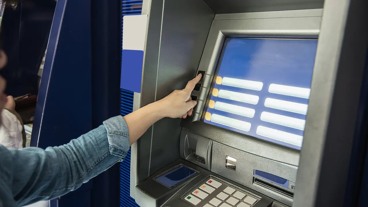 Una persona sacando dinero de un cajero automático. / ALERTA