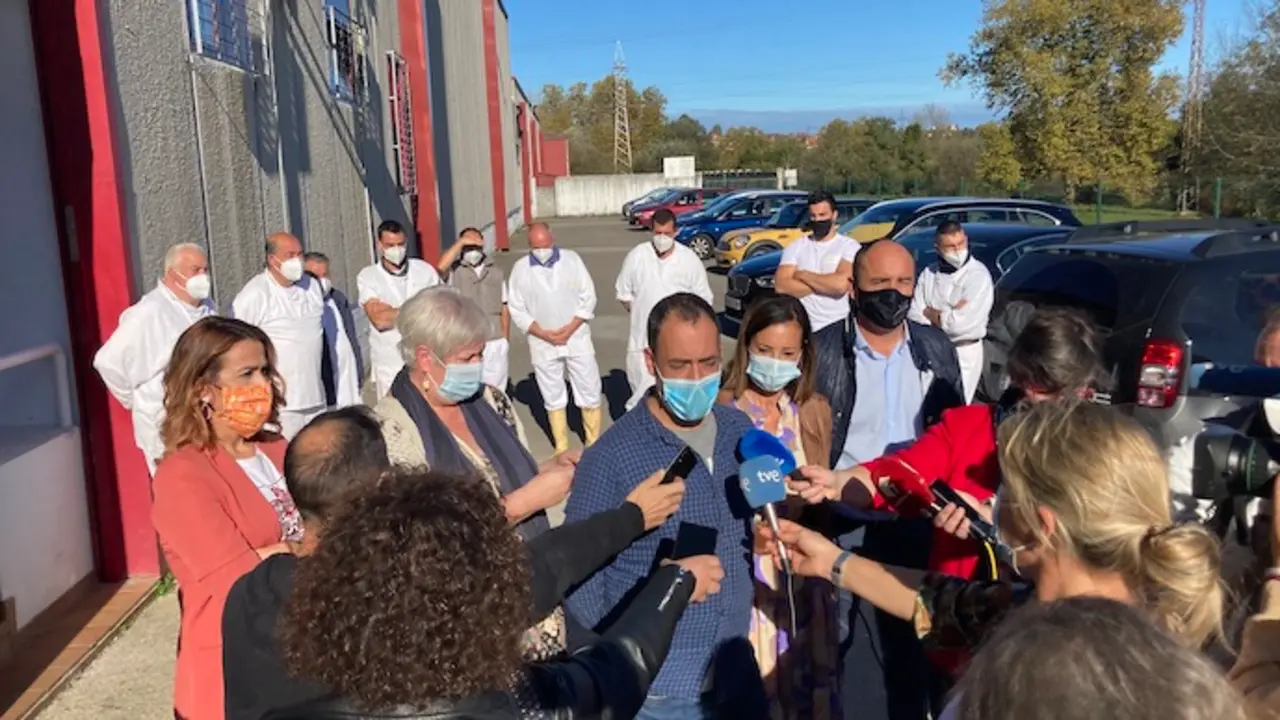 Los portavoces de todos los grupos de la oposici&oacute;n en Torrelavega ante los medios en el Matadero de Barreda. / ALERTA