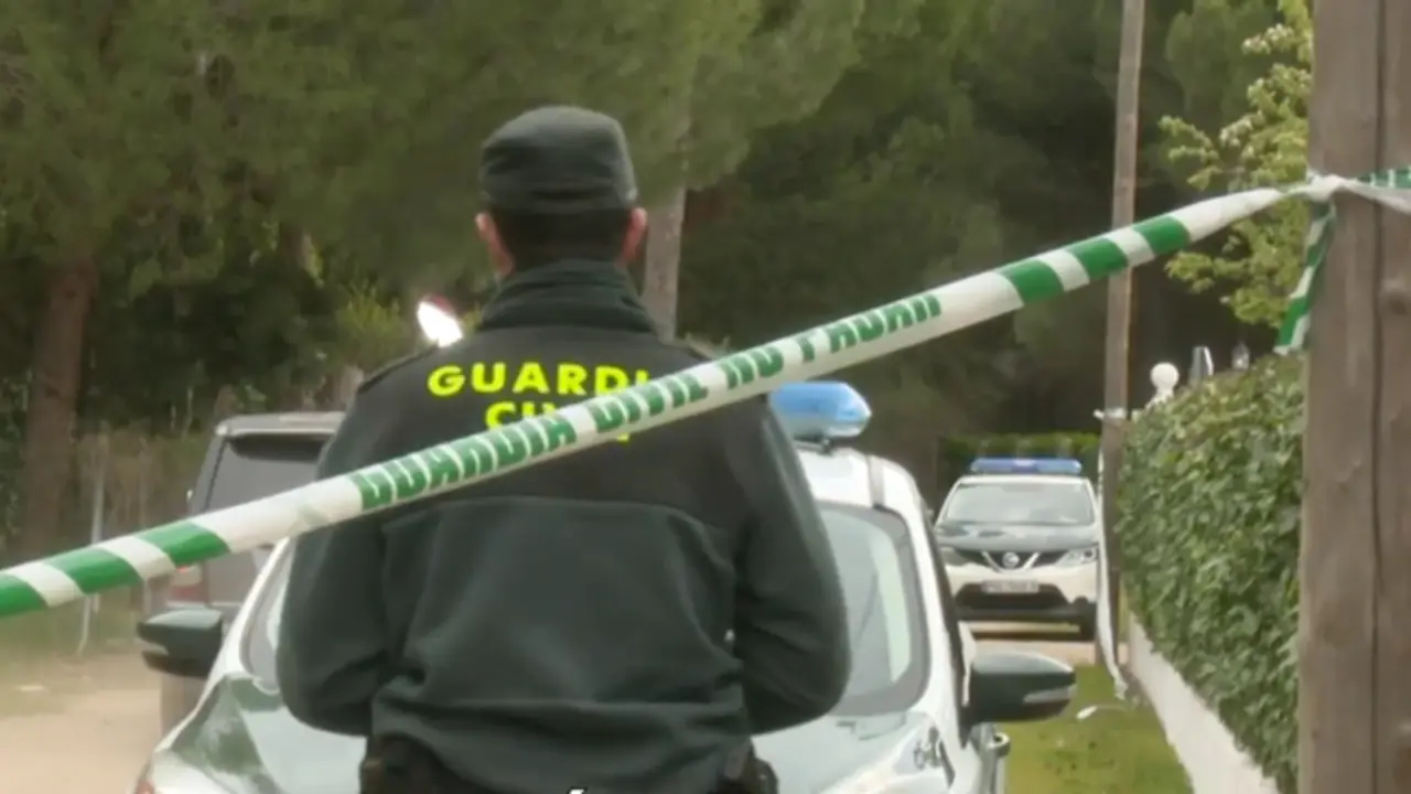 La Guardia Civil durante el registro de &Oacute;scar, en Valladolid.