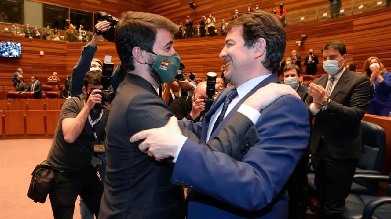 El reelegido presidente de la Junta de Castilla y Le&oacute;n, Alfonso Fern&aacute;ndez Ma&ntilde;ueco, abraza al que ser&aacute; su vicepresidente, Juan Garc&iacute;a-Gallardo (i), de Vox, tras el debate de investidura celebrado este lunes en Valladolid. EFE/Nacho Gallego