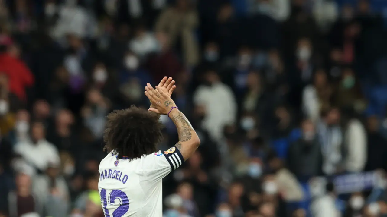Marcelo Vieira Da Silva del Real Madrid saluda a los aficionados durante el partido de f&uacute;tbol de la Liga Santander entre el Real Madrid y el Getafe CF en el estadio Santiago Bernabeu el 09 de abril de 2022, en Alcobendas, Madrid, Espa&ntilde;a.
Fecha: 09/04/2022.