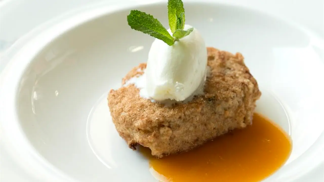 Torrija elaborada en Quinta da Auga, cerca de Santiago de Compostela, por el resturante Filigrana. Desde su primera aparici&oacute;n documentada por el gastr&oacute;nomo romano Marco Gavio Apicio, en cuya receta no aparec&iacute;a el huevo, la torrija ha sido elaboraci&oacute;n contra el desperdicio alimentario -aprovechamiento del pan duro- y ha escalado posiciones gourmets que se fusionan con otras culturas e incluso incursionan en el mundo salado.EFE/Resturante Filigrana/SOLO USO EDITORIAL/SOLO DISPONIBLE PARA ILUSTRAR LA NOTICIA QUE ACOMPA&Ntilde;A (CR&Eacute;DITO OBLIGATORIO)
