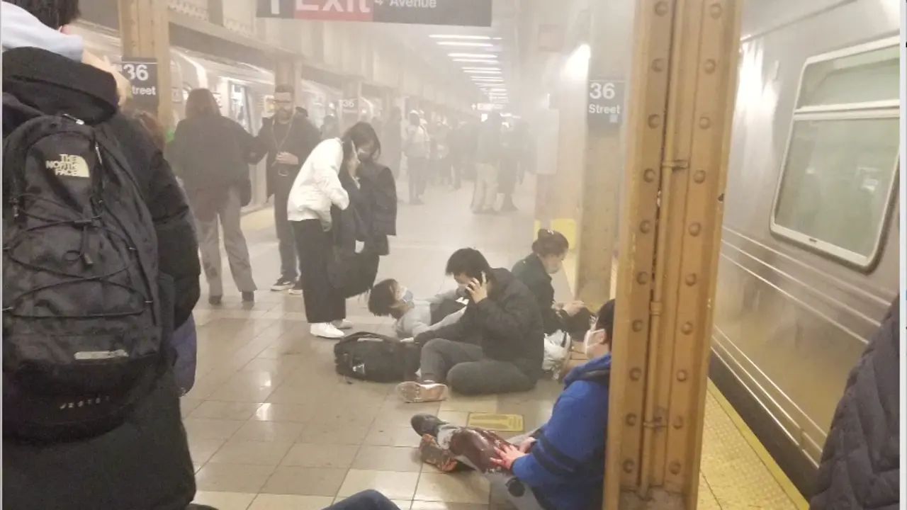 Varios heridos en un tiroteo en una estaci&oacute;n de metro de Nueva York.